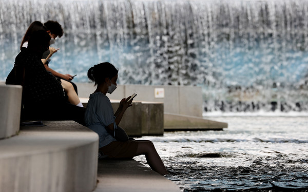 폭염이 계속되고 있는 가운데 지난 27일 오후 서울 종로구 청계천에서 시민들이 더위를 식히는 모습./사진=연합뉴스 제공