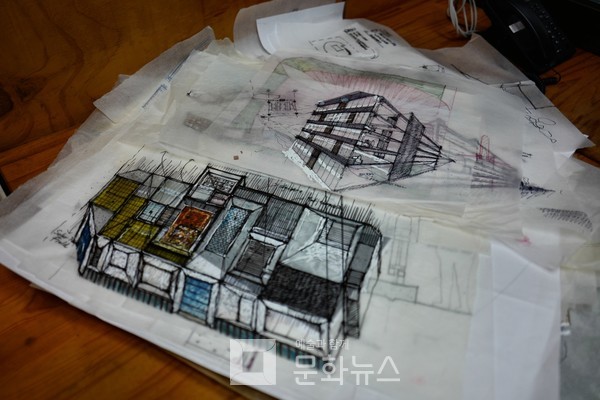 미술을 했던 김선형 대표소장. 사무실에는 건축 드로잉을 비롯해 직접 그린 그림들을 볼 수 있었다.
