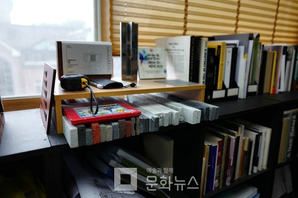 항상 여유롭게 재료 샘플을 받아 1:1 모형을 만들어 직접적인 느낌을 받는다는 김선형 대표소장. 사무실 한편에 재료 샘플들이 놓여진 것을 볼 수 있었다.