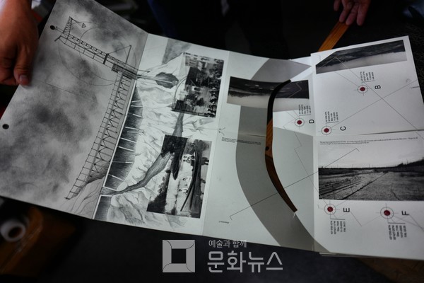 대학원 시절 진행했던 프로젝트. 일반적으로 건축 모형과 건축 패널로 작품을 설명하는데, 김선형 대표소장은 한권의 책이 모델이자 건축 패널이었다. 입체적인 형태를 띤 책 안에는 직접 그린 드로잉이 가득했다.