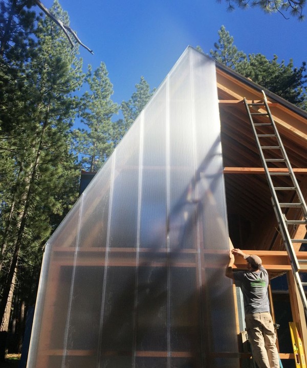 정면의 폴리카보네이트(Polycarbonate)시공 장면. 설계 당시 뒷마당에서 샘플 폴리카보네이트을 갖고 직접 1:1 비율의 모델을 만들어 직관적인 느낌을 알 수 있었다고 한다./사진=중원건축사사무소 홈페이지