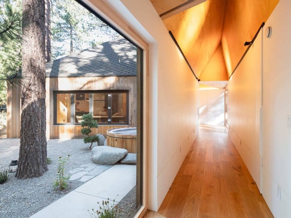 타호 에어비엔비 캐빈(Tahoe AirBnB Cabin)는 부분적으로 숲을 둘러싸는 듯한 형태로 배치되어, 마치 주변의 숲이 앞마당 같은 느낌이 표현되었다./사진=중원건축사사무소 홈페이지  ©Bojune Kwon