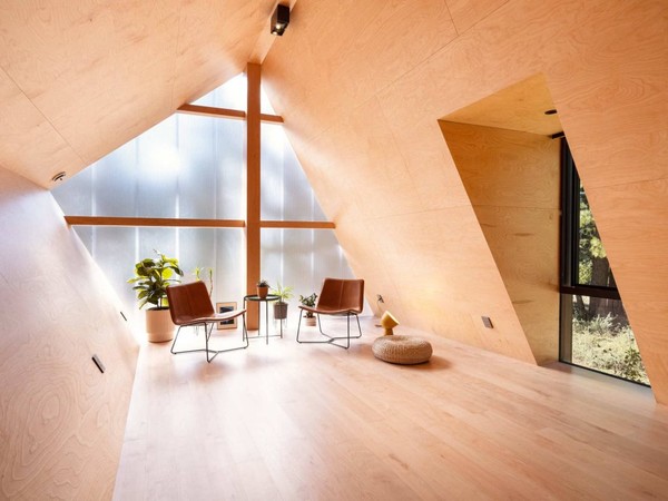 타호 에어비엔비 캐빈(Tahoe AirBnB Cabin)의 2층 베드룸. 건물 내부가 지루하지 않고, 재미있는 구조미가 느껴진다/사진=중원건축사사무소 홈페이지 ©Bojune Kwon