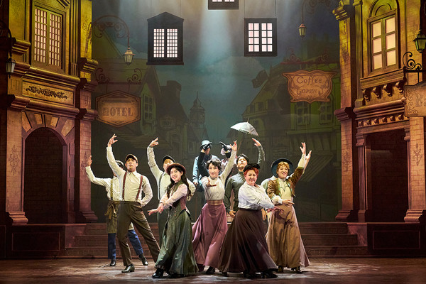 뮤지컬 '레드북' 앙상블/사진=㈜아떼오드 제공