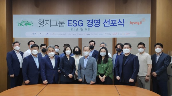 최병오 형지 회장과 계열사 임직원이 최근 서울 강남구 역삼 본사에서 ESG 경영 선포식을 가진 뒤 기념촬영을 하고 있다. / 사진 제공 : 형지그룹