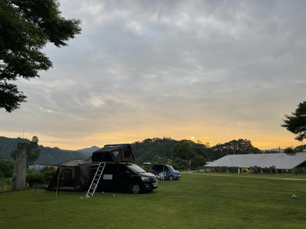 차박캠퍼들이 캠핑을 즐기고 있다./사진=캠프파이브 제공