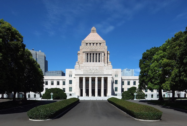 도쿄 국회의사당(National Diet Building). 현 빌딩은 1936년에 완공된 세번째 건물이다. 첫번째, 두번째 거물 모두 유럽식 건물 양식을 택했으나 목구조로 지어져 화재로 소실되었다. 현재의 세번째 건물은 유럽식 건축양식과 동아시아 건축 양식에 현대적인 디자인이 더해졌다./사진=Wiiii ©Wikimedia Commons