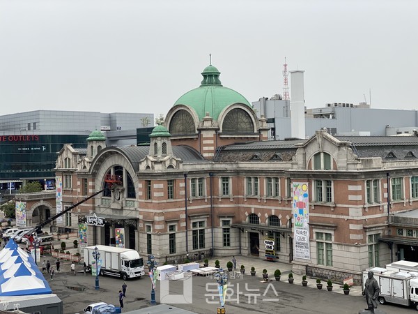 현 문화역서울 284 (구서울역사)는 일제강점기 건축물 중 가장 뛰어난 외관을 가진 건물로 평가받으며 사적 제 284호로 지정받았다.
