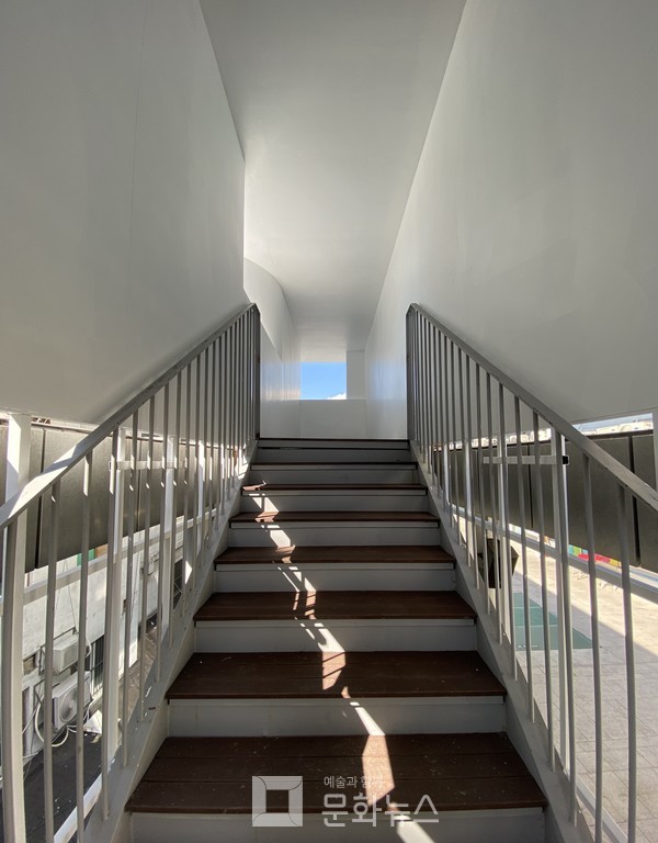 '한 개의 현장, 네 개의 시나리오'는 계단을 오를 때부터 창 너머로 보이는 풍경에 기대감을 갖게된다.