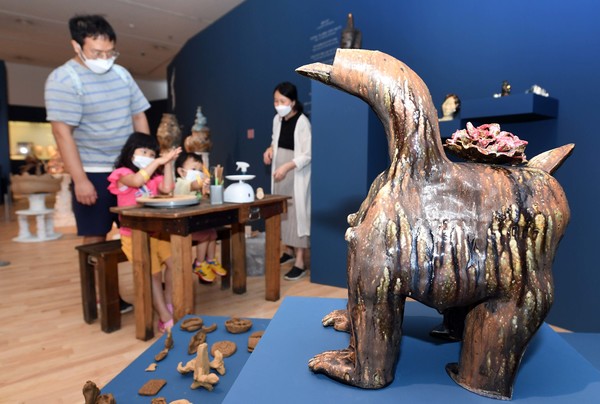 3일, 2021경기세계도자비엔날레가 열리는 이천 경기도자미술관에서 어린이 관람객이 국제공모전 전시장의 체험 프로그램에 참여하고 있다.