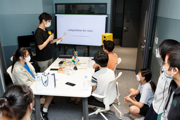 청소년들이 직접 만든 ‘아침부터 저녁까지 하루 일상이 담긴 곡’을 예술가가 시연하고 있다/사진=서울문화재단 제공