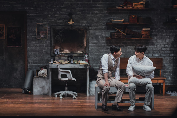 연극 '분장실' 공연 사진 (왼쪽부터)김바다, 도지한/사진=더웨이브 제공