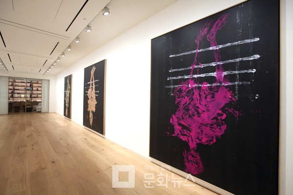 긴 회랑 형태의 갤러리. 작품을 따라 천천히 길쭉한 모양의 전시공간 끝에 다다르면 이번 전시와 동명의 작품 '가르니 호텔'을 만날 수 있다.