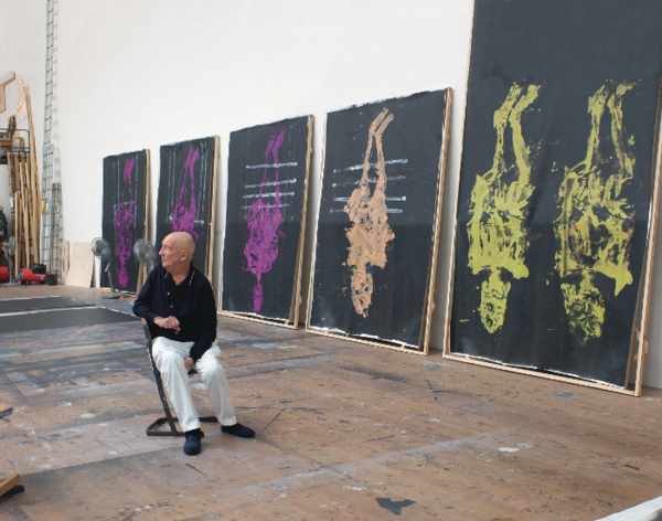 게오르그 바젤리츠와 그의 스튜디오. 뒤로 이번 전시를 위해 준비한 신작들이 보인다 (사진 = 타데우스 로팍 제공)