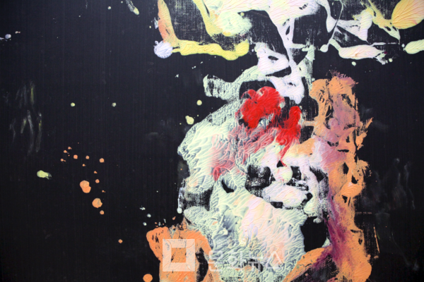 '가르니 호텔' 세부사진. 거꾸로 있는 작품들이 언 듯 거꾸로 놓고 그린 걸로 생각하기 쉽지만 1번 캔버스를 바닥에 두고 그린 후, 벽에 걸린 검은색으로 칠해진 2번 캔버스에 찍어내, 모양이 찍힌 2번 캔버스가 결과물이 되는 방식으로 작업을 한다. 이 방식은 2020년 무렵부터 시작한, 새롭게 확립된 스타일이다.  가까이에서 보면 찍어내며 생겨난 질감과 무늬가 보인다.