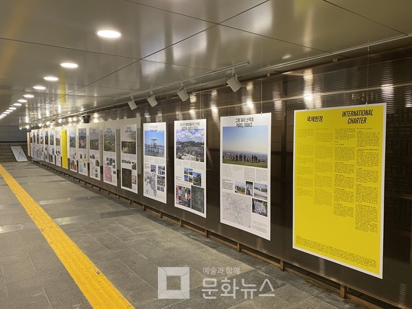 이달 말까지 열리는 2021 도시건축 비엔날레 도시건축전시관은 일부 전시가 시청역으로 연결되는 지하통로로 확장되어 오가는 시민들도 전시를 볼 수 있다.