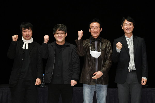 사진 왼쪽부터 고선웅 연출, 김광보 국립극단 예술감독, 임도완 연출, 김명기 배우/사진=국립극단 제공