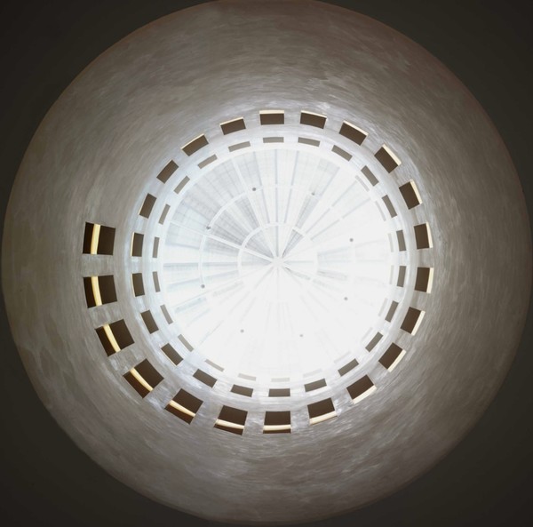 미술관 내 보이드 공간. 유리천정은 건물 안으로 빛을 들여와 또 다른 공간을 형성한다./사진=마리오 보타 건축사사무소(Mario Botta Architetti) 공식 홈페이지