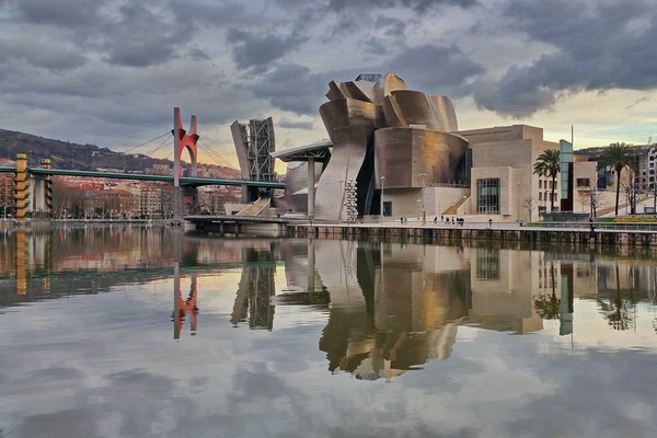 '빌바오 효과'를 일으킨 스페인 빌바오에 있는 구겐하임 미술관. 이 건축물을 보기 위해 빌바오로 건축답사여행을 떠나는 사람들을 종종 찾을 수 있다./사진=Pixabay ©txlopez