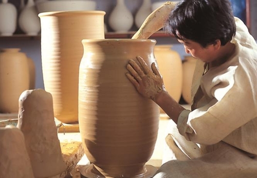 도자기 제작하는 김해시 장인/사진=김해시 제공