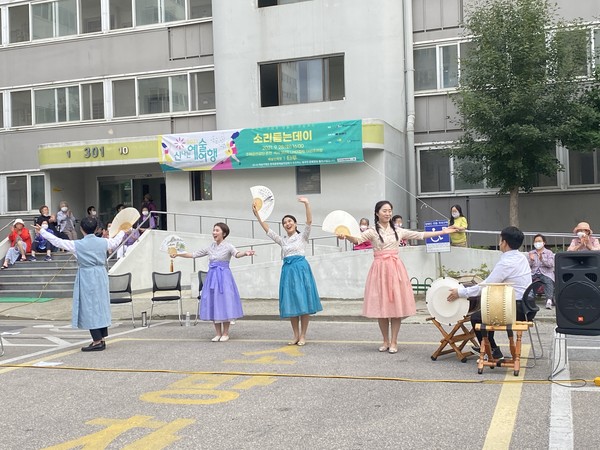 ‘소리 듣는 데이’ 공연 모습/사진=판소리 창작단체 '타루' 제공