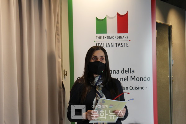 '미켈라 린다 마그리(Michela Linda Magrì)' 주한이탈리아문화원장이 인사말을 하고 있다.