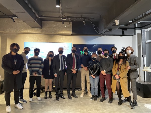 '만리오 디 스테파노' 이탈리아 외교협력차관, '이탈리아, 경이로운 나라' 게임 토너먼트 참가자들과 기념사진을 촬영진행 (사진=주한이탈리아대사관 제공)