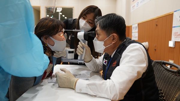 안과 전문의인 굿피플 최경배 회장이 직접 안과 진료를 하고 있다.