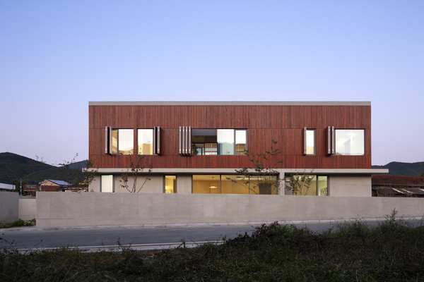 클라이언트의 요구사항을 받아들이면서, 이로 인해 생기는 문제를 접이식 문을 활용함으로써 해결한 디자인의 인스케이프/사진=스마트건축사사무소 제공 ©박영채