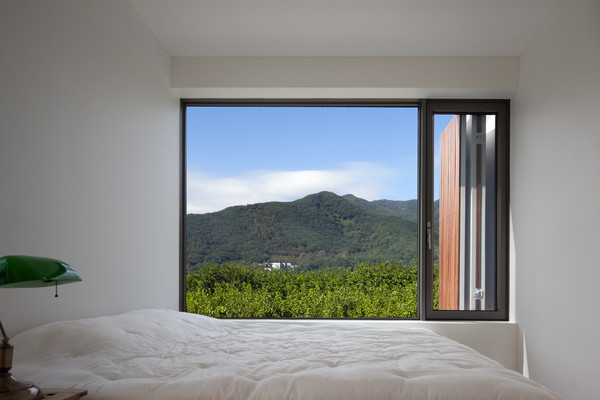 서측의 풍광을 한가득 안으면서도 때에 따라 일사량을 조절할 수 있는 '스마트'한 설계가 돋보이는 인스케이프/사진=스마트건축사사무소 제공  ©박영채