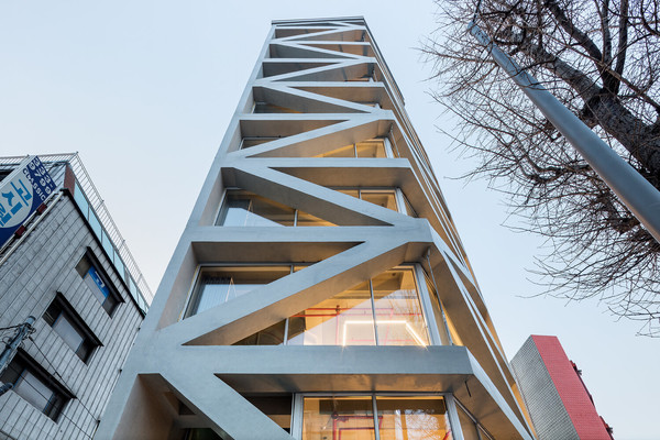 더 브레이스의 디자인 컨셉이자 구조물인 X자 기둥/사진=라이프건축사사무소 제공 ©신경섭