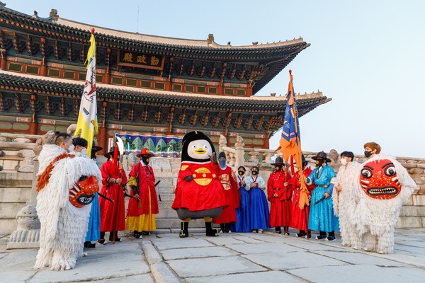 근정전 앞에서 곤룡포를 입은 펭수 (사진=한국문화재재단 제공)