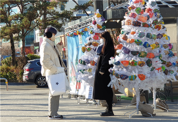 크리스마스 마스크트리를 배경으로 기념촬영을 하는 모습/사진=상상공장 제공