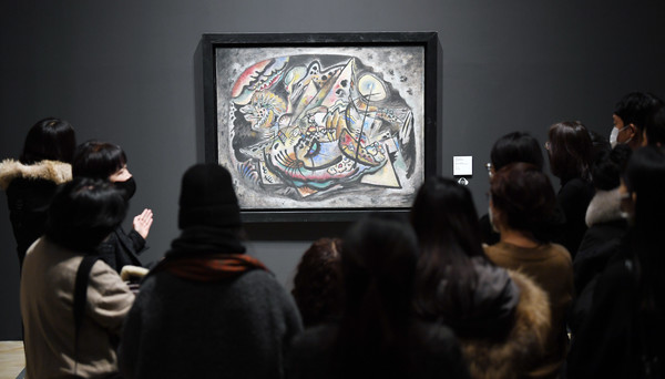 바실리 칸딘스키 작품 즉흥 No.217 앞에 선 관객들