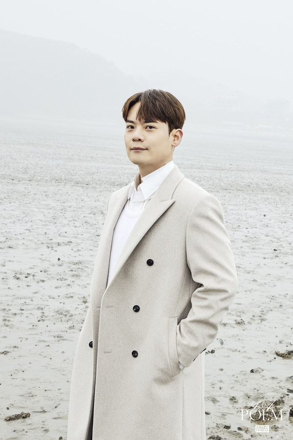 유채훈 팬카페 '유채꽃길'이 월드비전에 후원금을 전달했다. [사진 제공 = 월드비전]