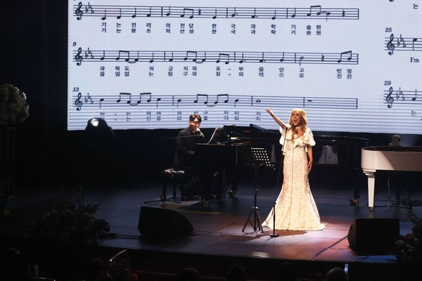 KAIST의 교가를 편곡한 'I´m a KAIST'를 열창하는 조수미 초빙석학교수