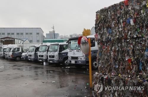 서울시 한 자원회수시설 앞에 주차된 쓰레기 수거 차량/사진=연합뉴스 자료 사진
