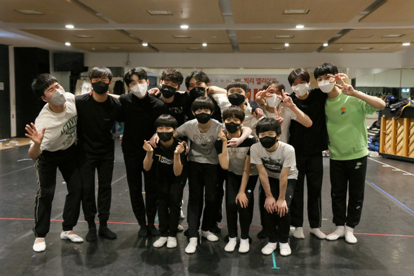 뮤지컬 '빌리 엘리어트' 홈커밍 데이_역대 빌리 단체 사진