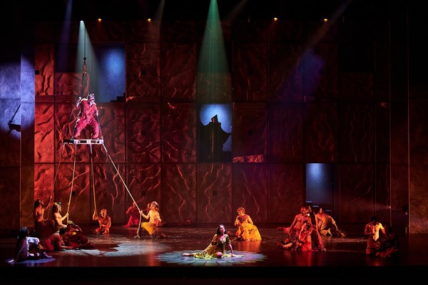 '노트르담드파리' 미치광이들의 교황(Le pape des fous) 안젤로 델 베키오(콰지모도), 엘하이다 다니(에스메랄다)/사진=마스트엔터테인먼트 제공