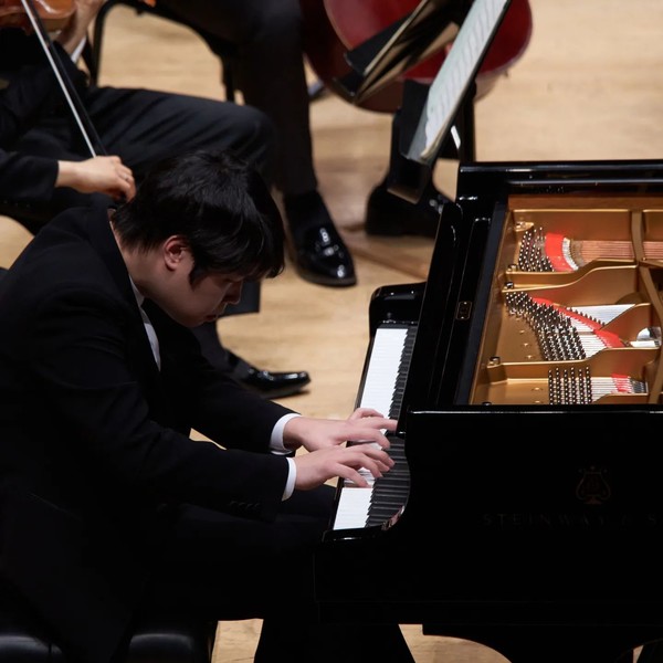 작곡가가 숨겨둔 메시지를 오롯이 전달하려는 연주에 역점을 두려하는 피아니스트 박재홍.