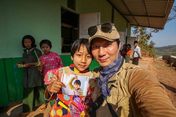2016년에 이어 2017년에 다시 찾게 된 미얀마 껄로 학교. 2016년에 촬영했던 사진을 인화해 가져가 직접 전달해줬다. 이 아이들에게는 태어나 처음 갖는 인화된 사진이다. (사진=박초월 작가 제공)