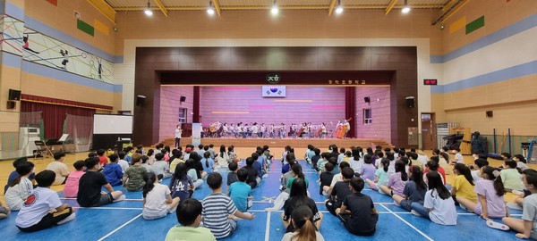 지난 8월 26일 장학초등학교에서 개최된 오케스트라 공연 (사진=춘천시립예술단 제공)