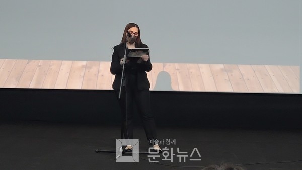 ‘2022 베니스 인 서울’ 개막식에서 인사말을 하고 있는 '미켈라 린다 마그리(Michela Linda Magrì)' 주한이탈리아문화원장