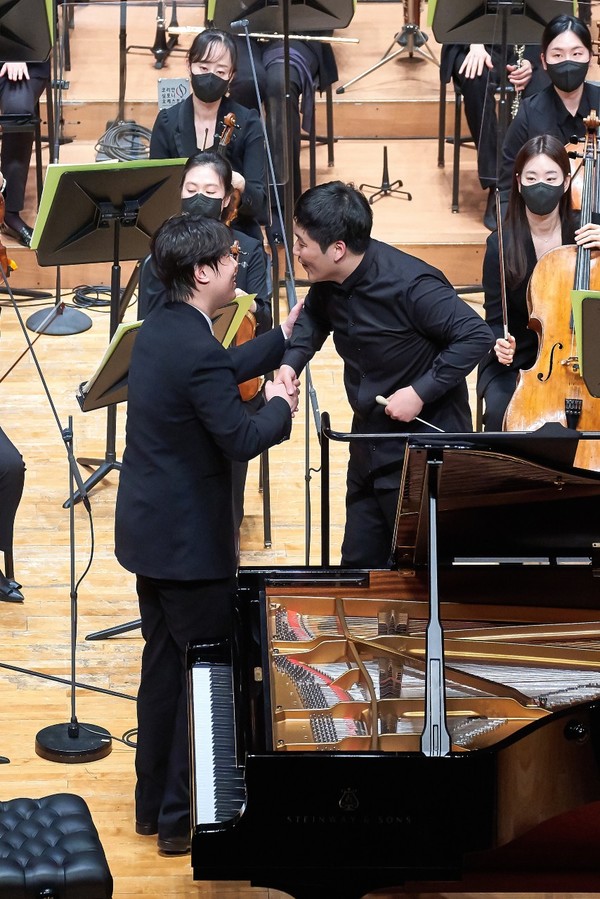 연주가 끝나고 윤한결 지휘자와 박재홍 피아니스트는 어떤 느낌이었을까 궁금했습니다.  (사진=예술의전당 제공) 