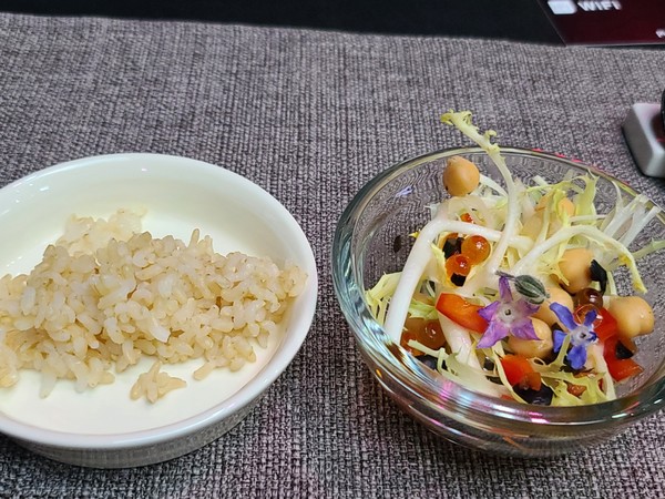 연어 샐러드와 어우러진 현미밥