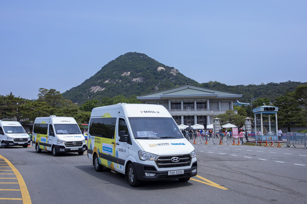 다누림 순환버스(셔틀버스)가 청와대 영빈문 앞을 지나고 있다. / 사진=서울관광재단
