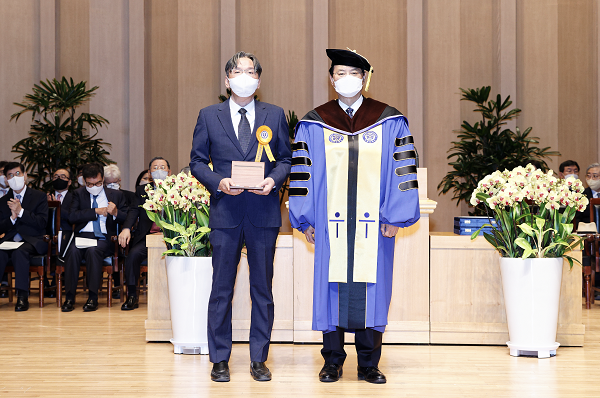 (왼쪽부터 휴톰 형우진 대표, 연세대학교 서승환 총장)