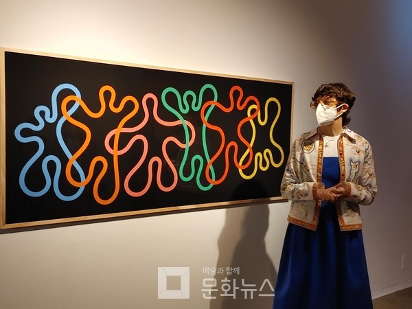 작품을 설명하고 있는 올림피아 자그놀리