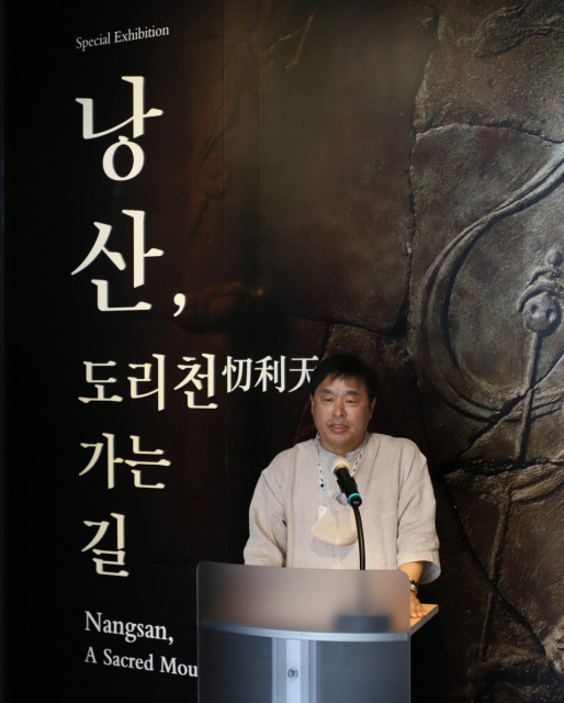 국립경주박물관 최선주 관장이 ‘낭산, 도리천 가는 길’ 개최를 기념해 기념사를 진행하고 있다