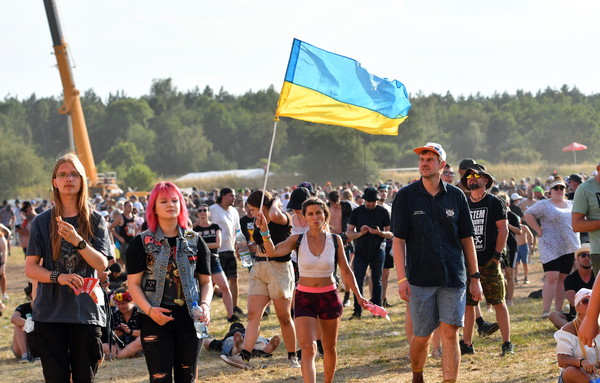 제28회 폴앤록 페스티벌의 한 참가자가 우크라이나 국기를 들고 있다. A participant of the 28th Pol'and'Rock Festival carries a Ukrainian flag, Poland August 04, 2022(사진=EPA/연합뉴스)
